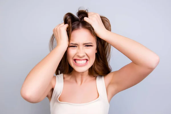 Ça devient fou et fou. Gros plan portrait de crier stressé y — Photo