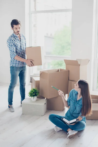 Home, sweet home! Unga söta par packning för att flytta till deras — Stockfoto