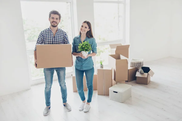 Nueva vida, nuevo comienzo, nuevo hogar para una familia joven. ¡Qué alegría! Ja. — Foto de Stock