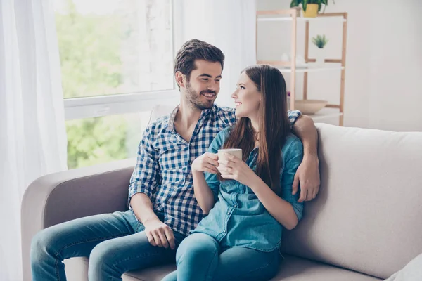 Amor verdadero. Hermosa pareja en traje casual está sentado en moder — Foto de Stock