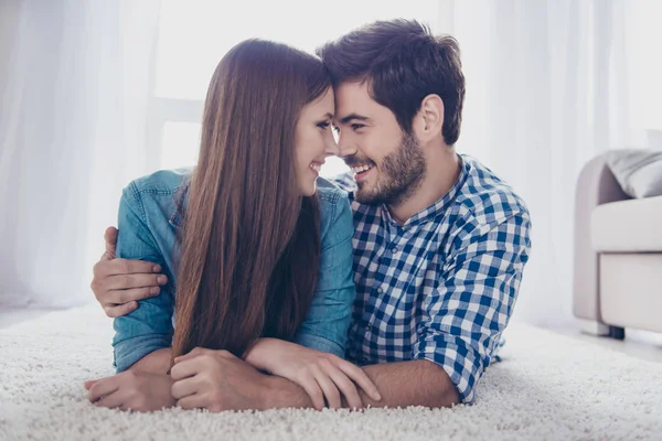 Juntos para siempre. Un par de jóvenes amantes hermosos están mintiendo o —  Fotos de Stock