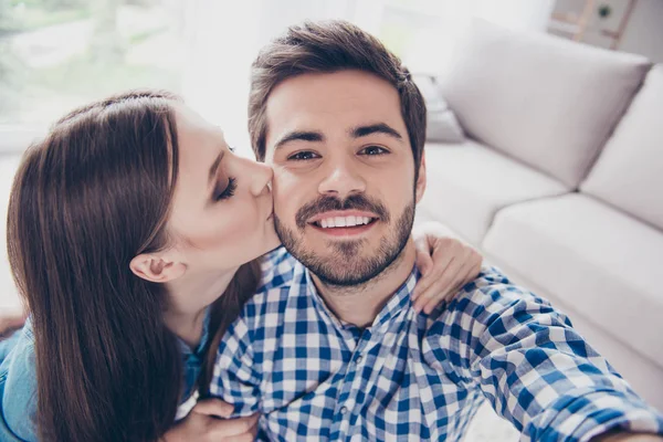 Selfie com a minha metade. Adoro-te. Atraente jovem casal está tomando — Fotografia de Stock