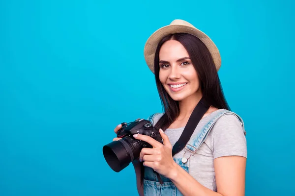 Joven fotógrafo morena atractiva está sonriendo en la ba azul —  Fotos de Stock