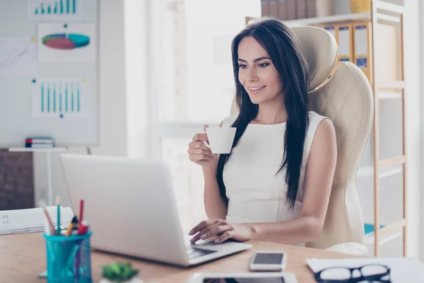 Leende ung vacker brunett flicka dricker kaffe på b — Stockfoto