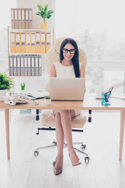 Retrato de encantadora joven mujer de negocios morena en elegante gla —  Fotos de Stock