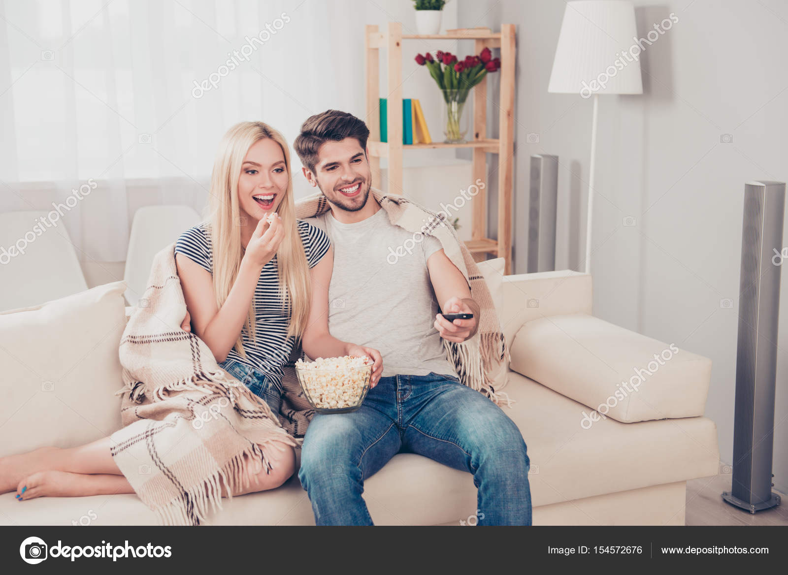 blondinka-s-parnem-doma