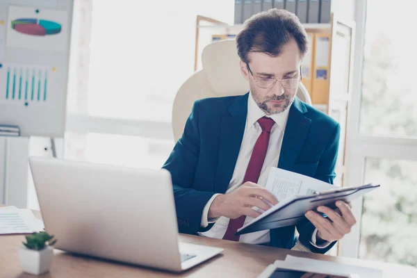 Rijpe zakenman leest zijn notities, voorbereiding voor de voldoen — Stockfoto