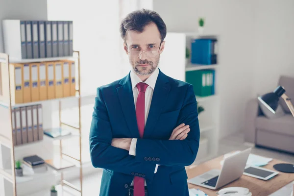 Corredor de negocios serio se concentra y mirando en el c — Foto de Stock