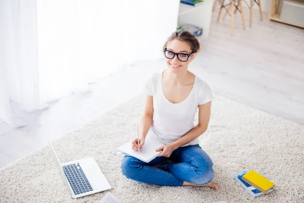 Visão superior de um feliz sucesso de aprendizagem adolescente em casa sentado em — Fotografia de Stock