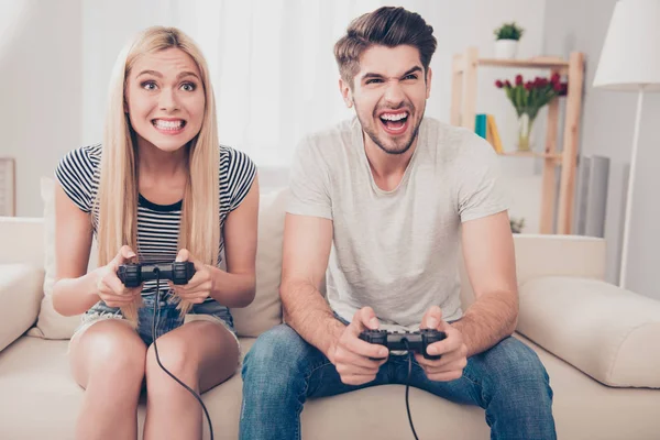 ¿Quién ganará? Emocionados amigos divertidos están jugando a videojuegos en — Foto de Stock