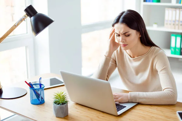 Joven hermosa mujer está sentada en el escritorio en la oficina, ella —  Fotos de Stock