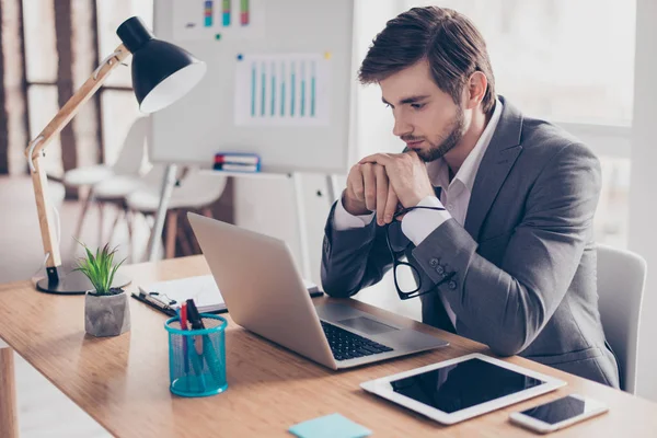 Primer plano retrato de cansado ponder joven con galses en su — Foto de Stock