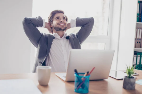 Sucesso! Sonhando jovem empreendedor barbudo está descansando na frente — Fotografia de Stock