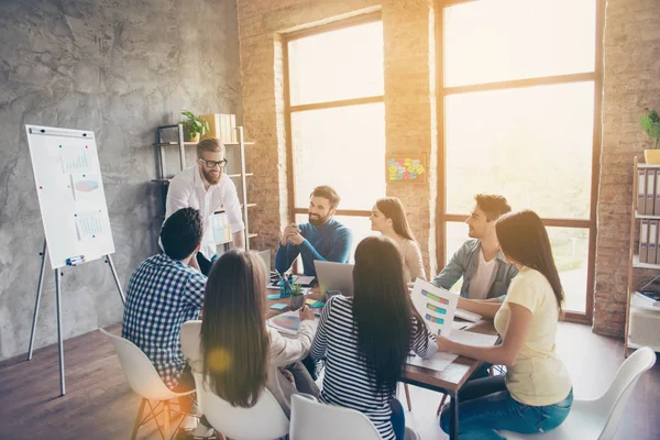 Groep studenten zijn bespreking van het project van de Universiteit in nice — Stockfoto