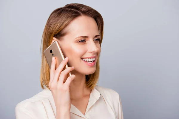 Vrolijke blonde meisje met stralende glimlach gaat op haar telefoon. — Stockfoto