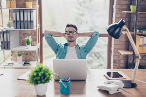 Portret van lachende slimme freelancer in casual kleding en spect — Stockfoto