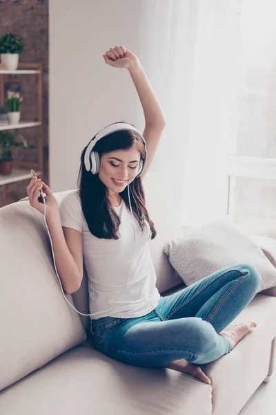 Flytta din kropp! Drömmande charmiga brunett lyssnar på musik jag — Stockfoto