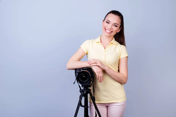 Веселая женщина-фотограф стоит рядом с камерой в casu — стоковое фото
