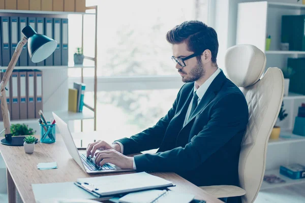 Knappe brunette jongeman is werkzaam in het moderne kantoor. Hij — Stockfoto