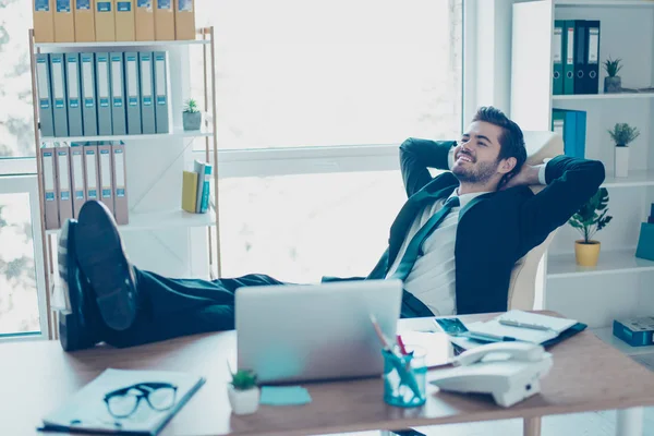 Feliz joven empresario está descansando en su oficina con los pies en alto — Foto de Stock