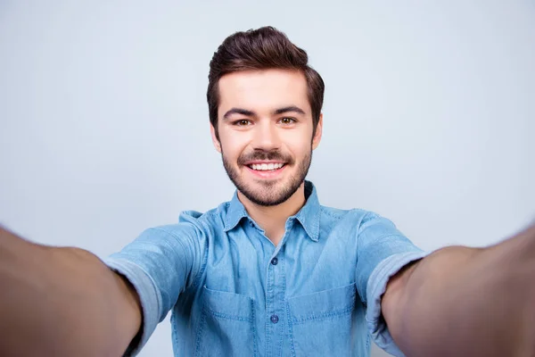 Przystojny brunet młody człowiek jest Dokonywanie selfie i uśmiecha się. Jest on my — Zdjęcie stockowe