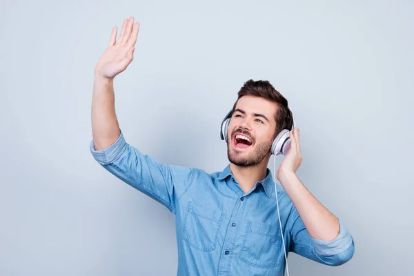 Inspirado por su canción favorita, joven guapo está criando hola — Foto de Stock