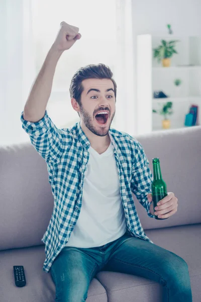 Retrato vertical del hombre feliz en camisa a cuadros casual y jea — Foto de Stock