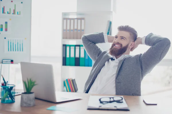Usmíval se šťastný vousatý muž v šedivé bundě relaxační poté, co — Stock fotografie