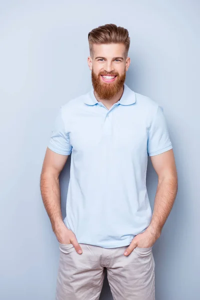 Успешный стильный молодой рыжий бородатый мужчина в повседневной одежде стоит — стоковое фото