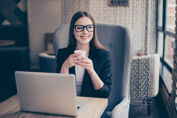 Zeit zum Innehalten. Mittagszeit. träumerisch inspiriertes Mädchen sitzt — Stockfoto