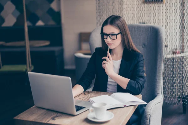 Portrait de sérieux jeune avocat entrepreneur en tenue de cérémonie et — Photo