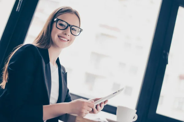 Lunchtijd. Lage hoek van succesvolle jongedame econoom in een fo — Stockfoto