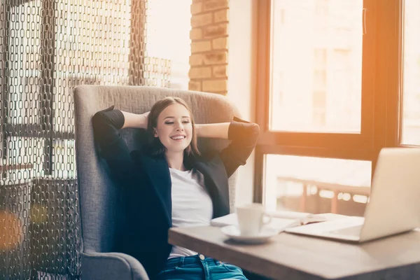 Hora del almuerzo. Hora de descansar. Pausa en el lugar de trabajo en un moderno y co —  Fotos de Stock