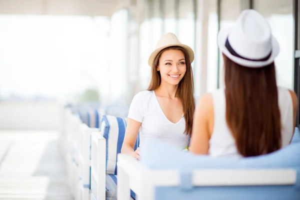 Lifestyle, Freundschaft und Sommerkonzept - glückliche junge Mädchen sind — Stockfoto