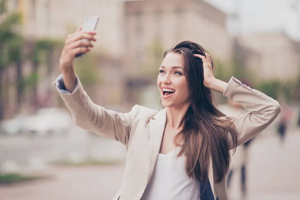 Selfie-Manie! Aufgeregtes junges Mädchen macht Selfie mit der Kamera. s — Stockfoto