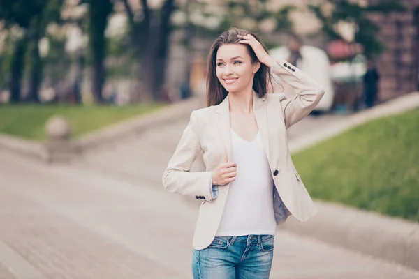 Jovem modelo atraente está posando andando ao ar livre na primavera — Fotografia de Stock