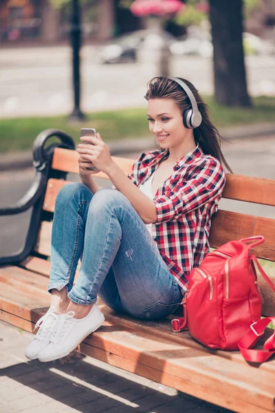 Nice våren helg! Glad ung flicka lyssnar på musik o — Stockfoto