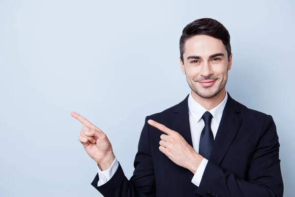 Schauen Sie sich das an! junge fröhliche erfolgreiche brünette Anwältin auf der — Stockfoto