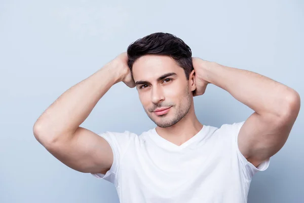 Un beau jeune homme souriant et confiant en t-shirt blanc. debout — Photo