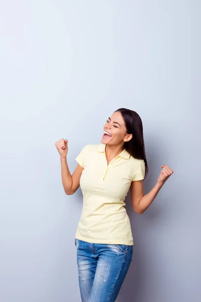 ¡Oh sí! Feliz muchacha mulata joven sorprendido está celebrando. Lo es. —  Fotos de Stock