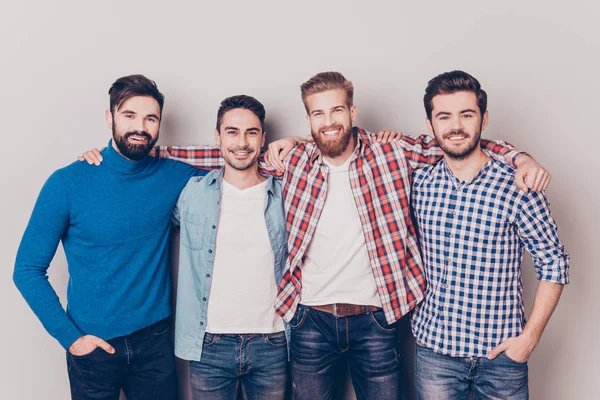 Разнообразие мужчин. Четыре веселых молодых парня стоят и эмбрион — стоковое фото