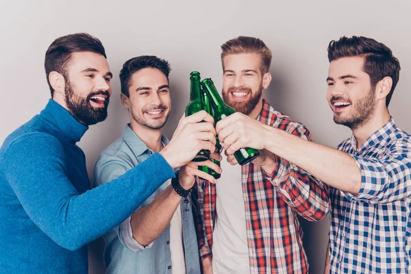 Gros plan portrait de quatre hommes heureux amis, cliquetis de leur verre — Photo