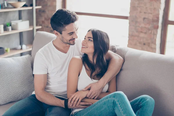 Für immer zusammen. ein paar junge schöne Liebhaber kuscheln — Stockfoto