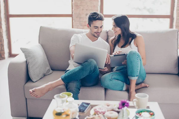 Alegre feliz pareja está haciendo compras en línea en internet en ho — Foto de Stock