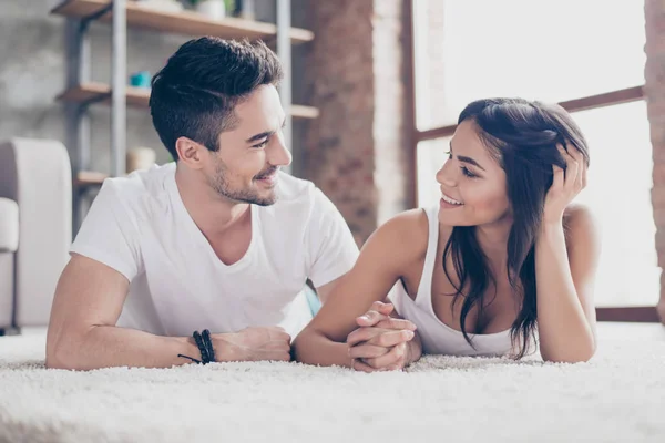 Für immer zusammen. ein paar junge schöne Liebhaber liegen auf dem Boden — Stockfoto