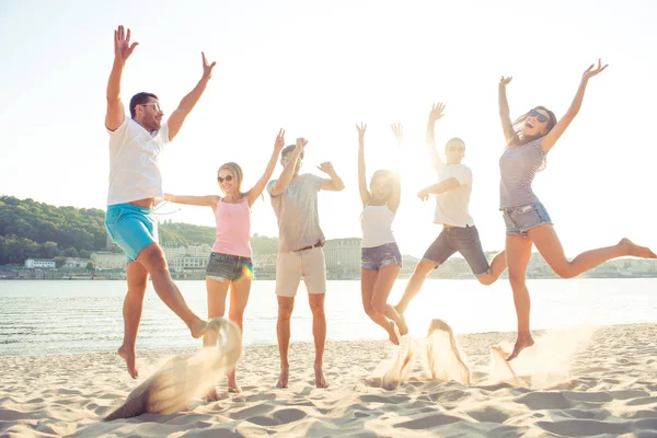 행복, 여름, 기쁨, 우정 및 재미 있는 개념. 그룹의 우연 — 스톡 사진