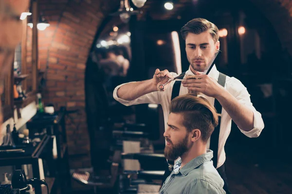 Vista de perfil de um cliente barbeiro elegante barbudo vermelho. Ele é. — Fotografia de Stock