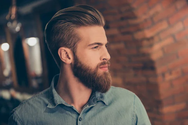 Conceito de barbearia publicitária. Perfil lateral retrato de harsh h — Fotografia de Stock