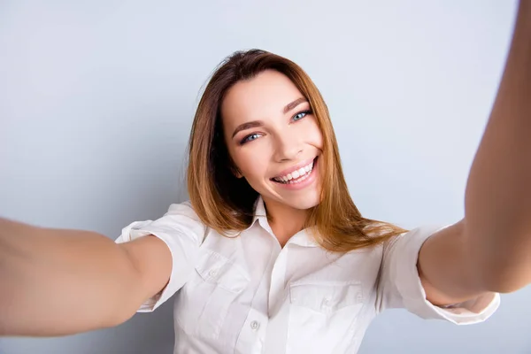 Selfie a blbou náladu! Atraktivní mladá dáma dělá selfie — Stock fotografie
