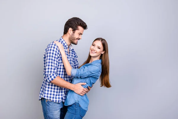 Kärlekshistoria. Förtroende och känslor, känslor och glädje. Glada unga co — Stockfoto